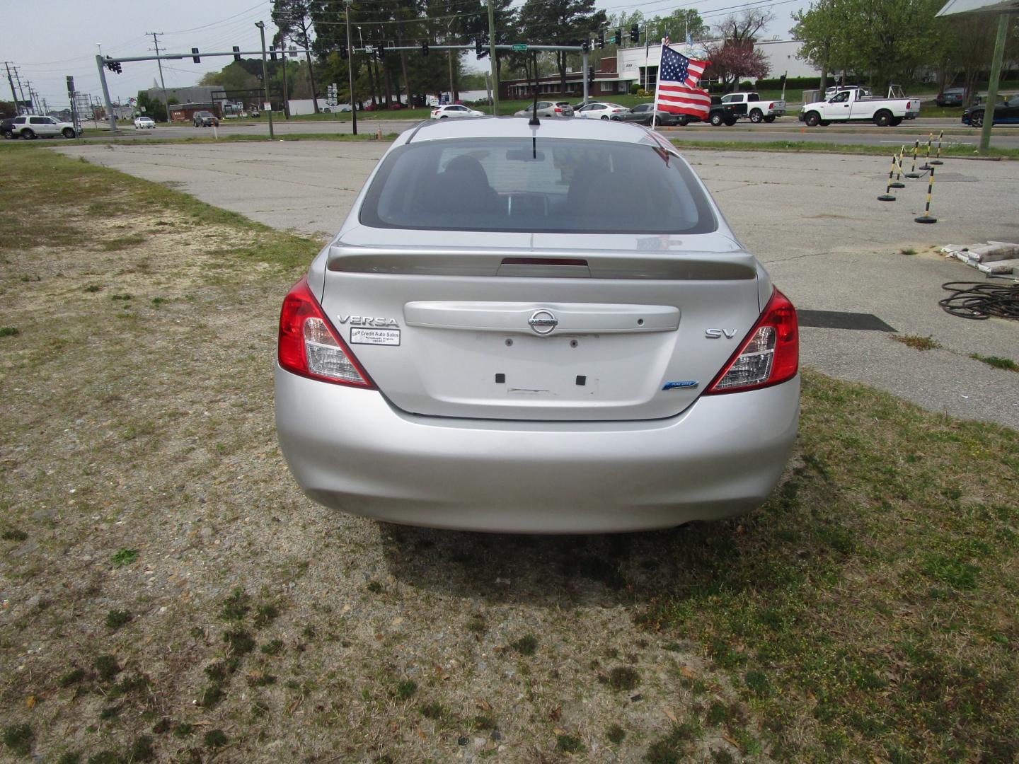 2014 Silver Nissan Versa 1.6 S 5M (3N1CN7AP1EL) with an 1.6L L4 DOHC 16V engine, 5-Speed Automatic transmission, located at 2553 Airline Blvd, Portsmouth, VA, 23701, (757) 488-8331, 36.813889, -76.357597 - Down Payment: $799 Weekly Payment: $75 APR: 23.9% Repayment Terms: 42 Months ***CALL ELIZABETH SMITH - DIRECTOR OF MARKETING @ 757-488-8331 TO SCHEDULE YOUR APPOINTMENT TODAY AND GET PRE-APPROVED RIGHT OVER THE PHONE*** - Photo#6